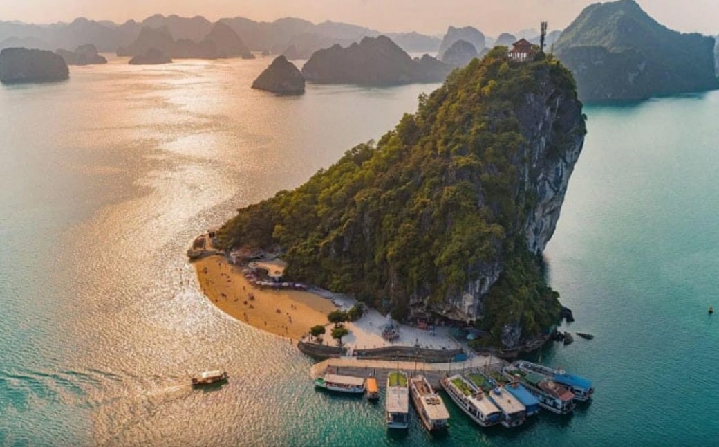 Ẩn mình giữa vịnh, nơi bạn có thể kết hợp tắm biển và chinh phục đỉnh núi để ngắm toàn cảnh Vịnh Hạ Long 